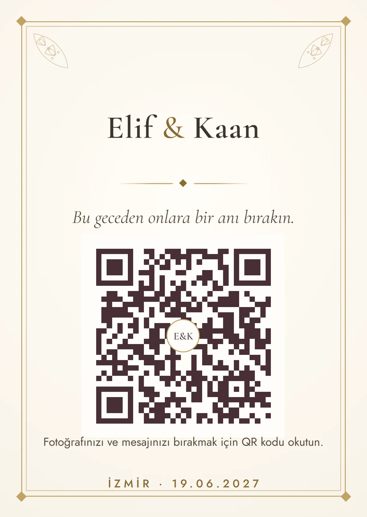 A6 masa kartı: isimler, Bu geceden onlara bir anı bırakın yazısı ve ortasında monogramlı QR kod